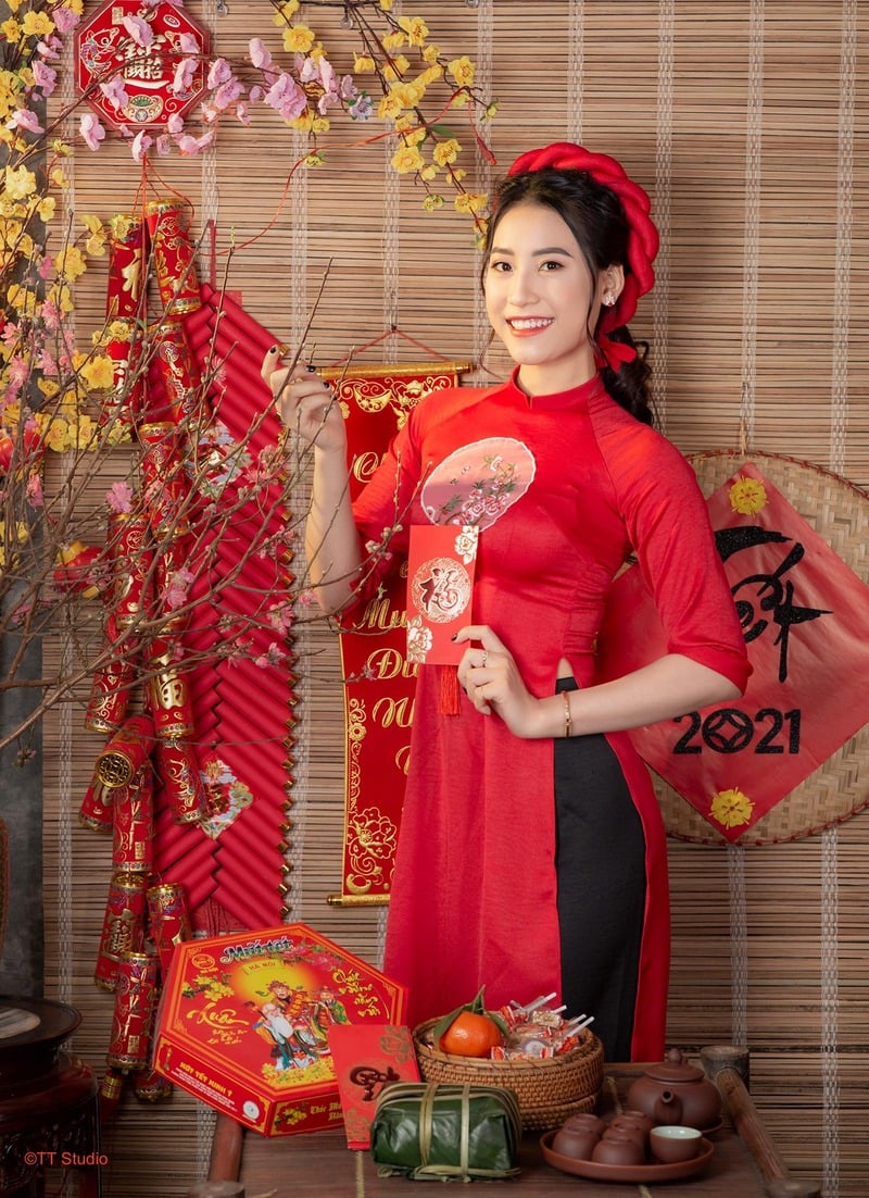 Tạo dáng chụp ảnh áo dài Tết với lì xì