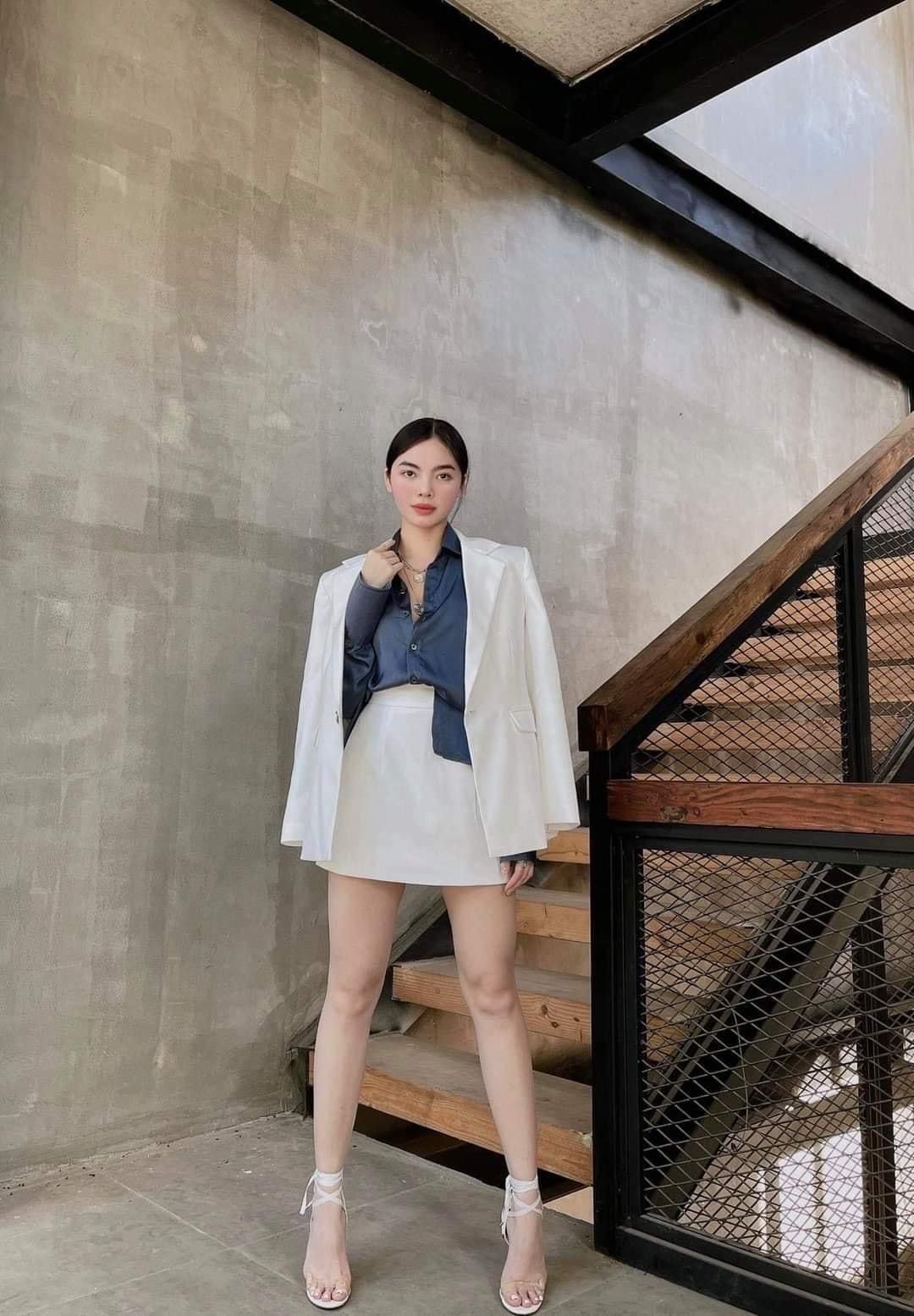 Mặc blazer với chân váy midi xẻ tà cho người thấp