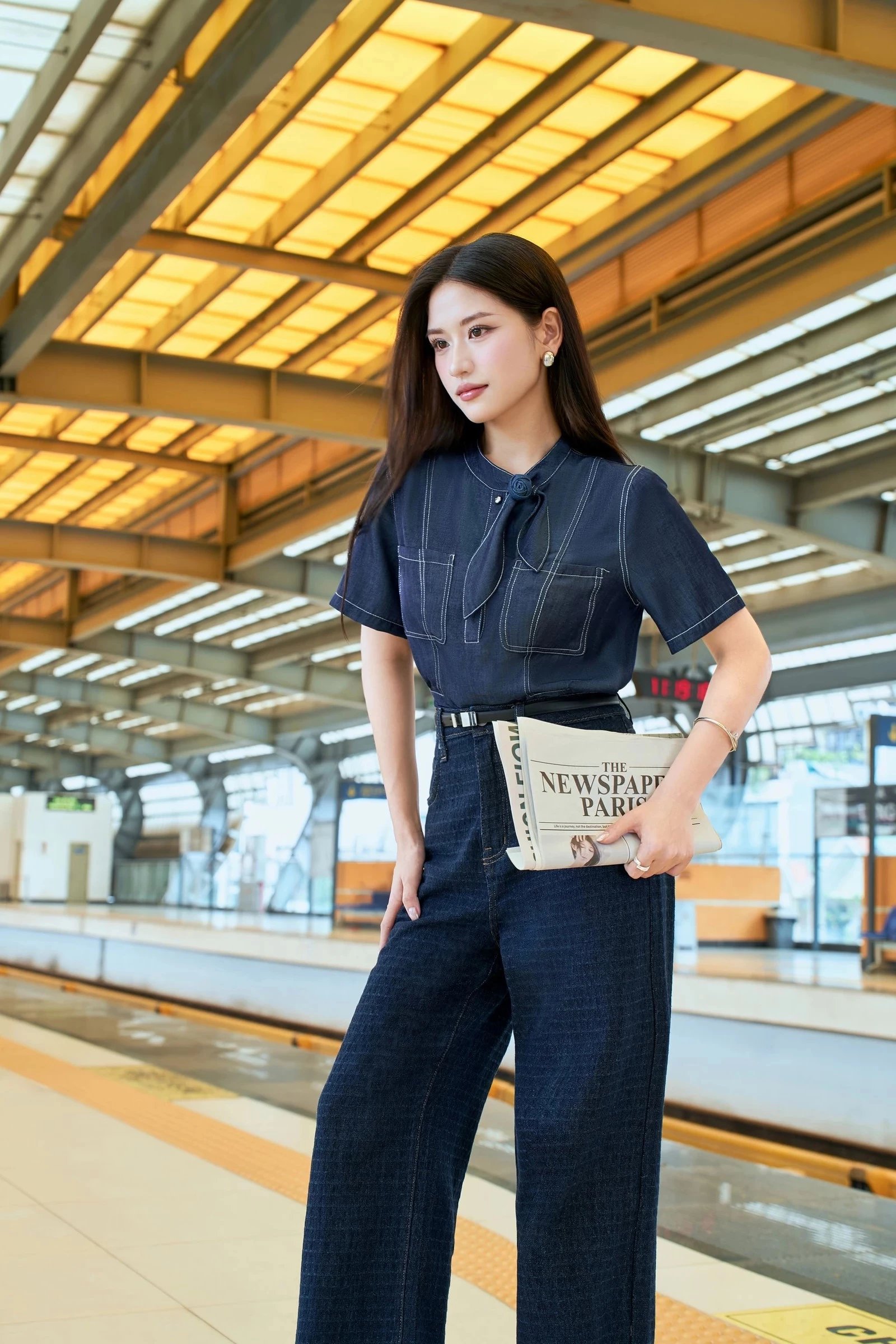 Quần Xanh Navy Mặc Với Áo Màu Gì? 11+ Gợi Ý Phối Đồ Thanh Lịch 4 Quần xanh navy áo vàng