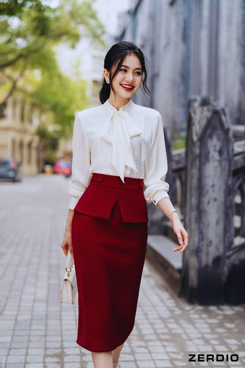 Chân váy đỏ đô phối áo màu gì