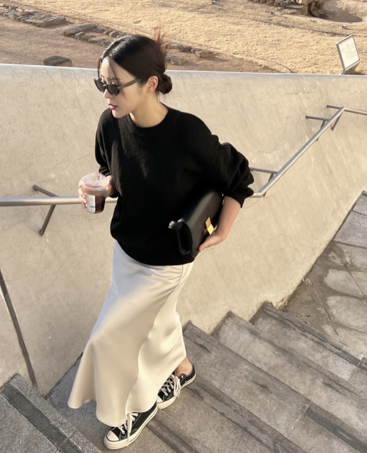Phối đồ với chân váy lụa satin màu vàng đồng