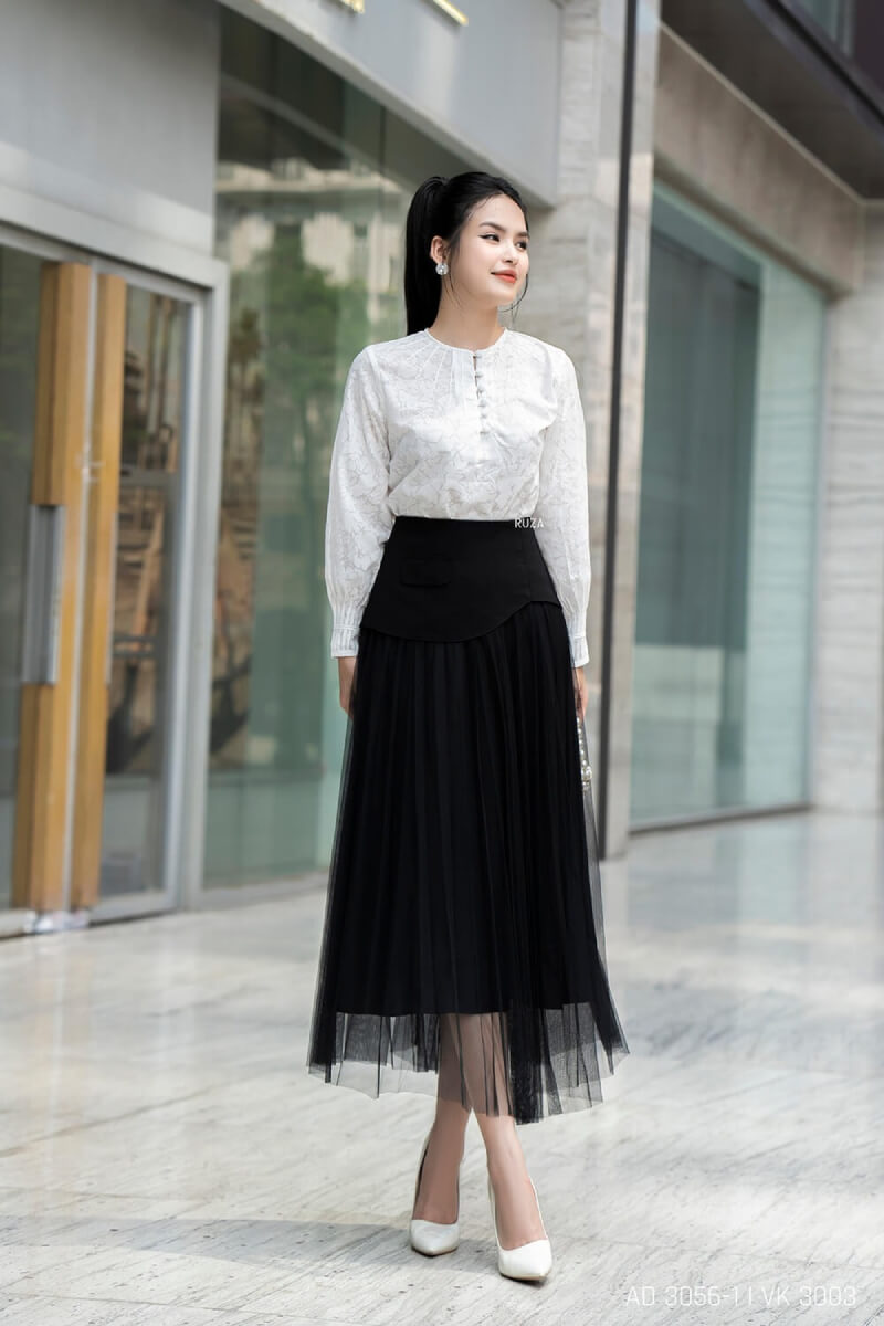 Phối chân váy đen xòe với áo croptop