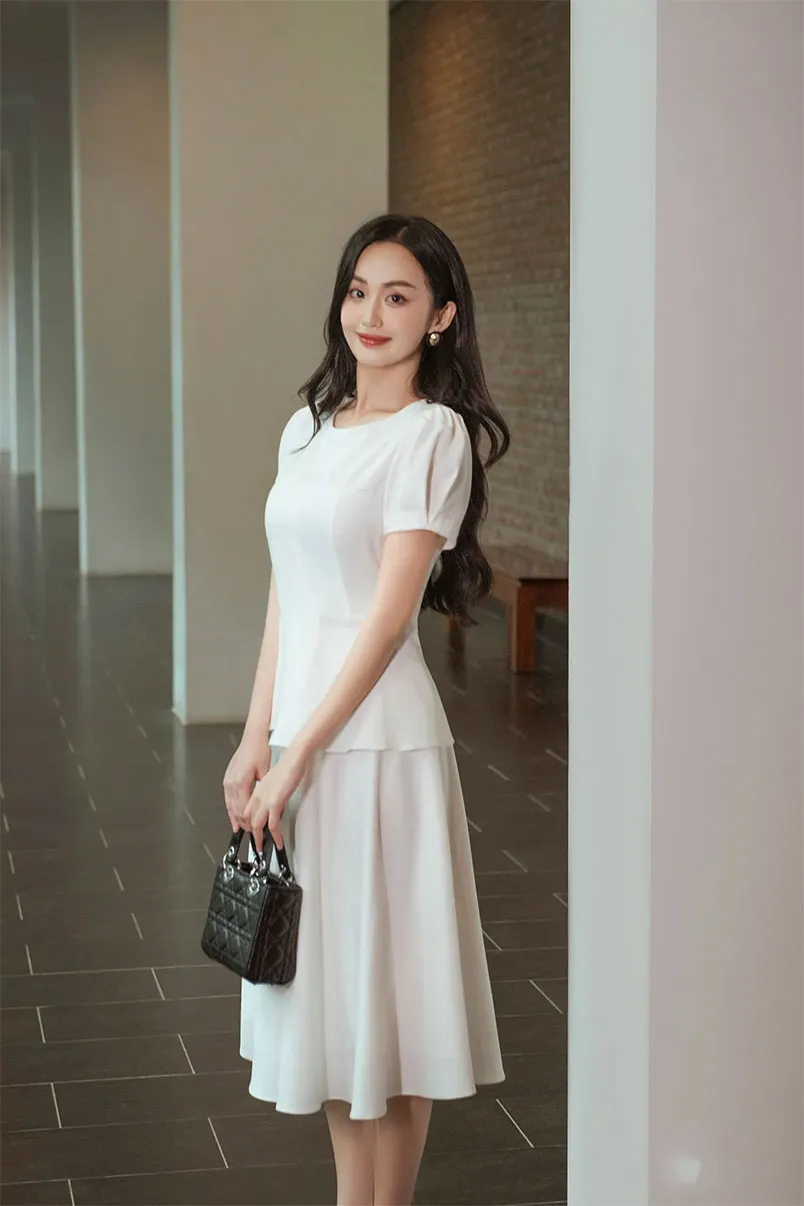 Chân váy trắng mặc với áo màu gì