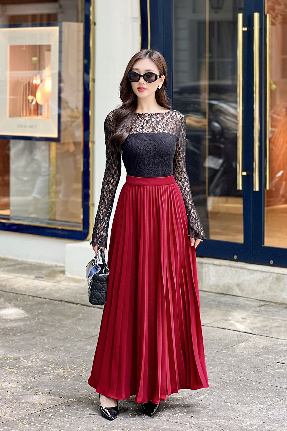 Chân váy midi đỏ phối đồ