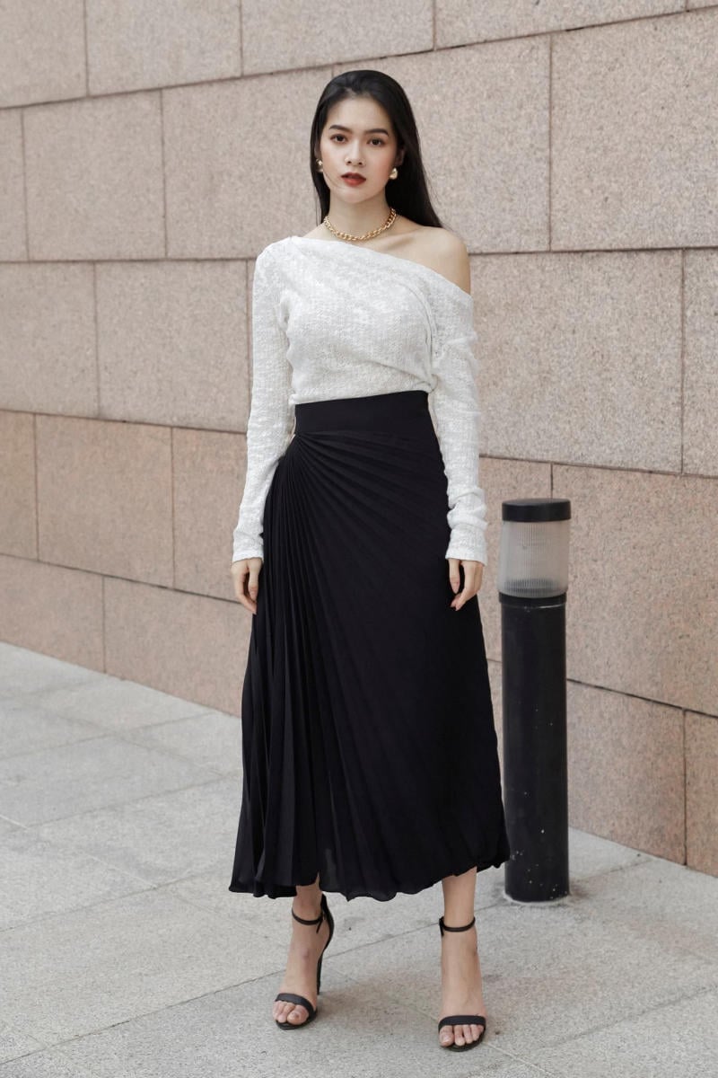 Phối chân váy xếp ly dài đen với áo sơ mi