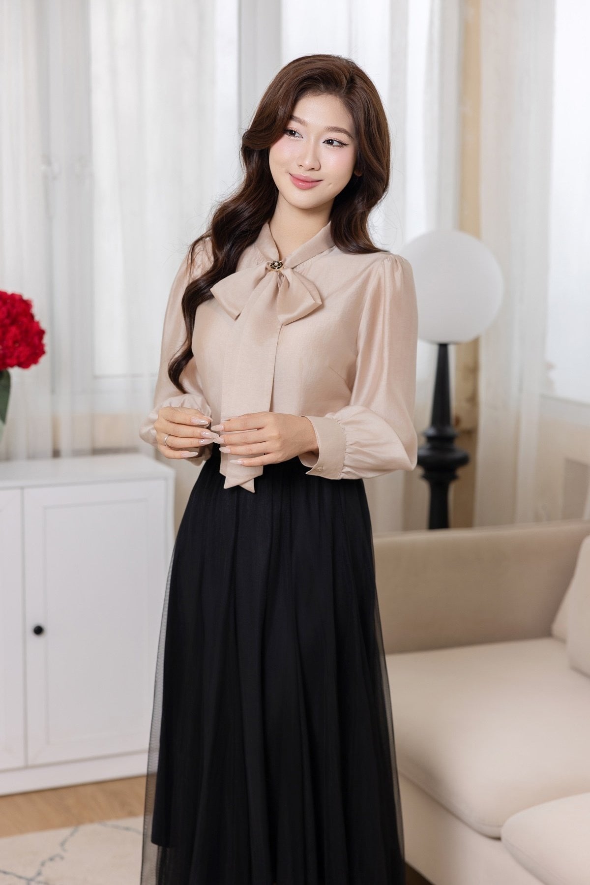 Chân váy đen xòe mặc với áo sơ mi