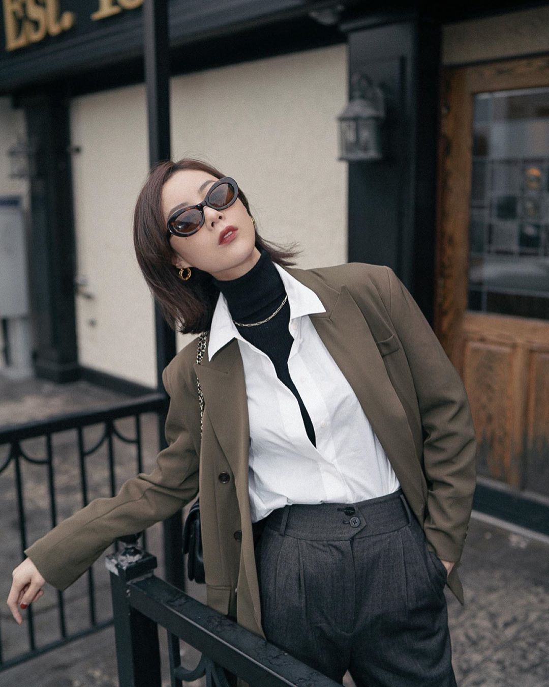 Phối áo len cổ lọ với quần bò