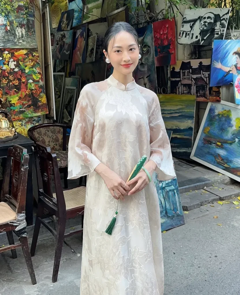 da ngam mac ao dai mau gi 1882