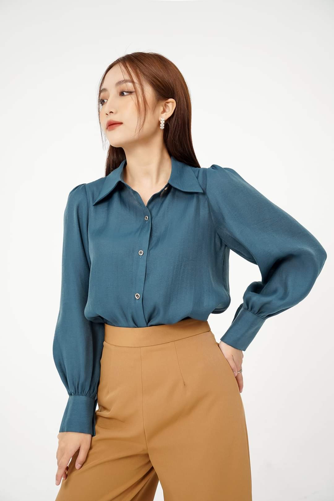 Da ngăm mặc màu xanh cổ vịt