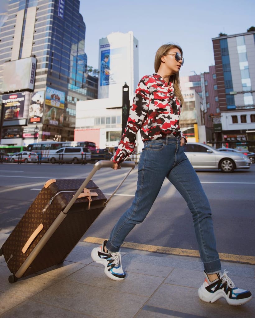 Giày LV trainer mặc với quần gì