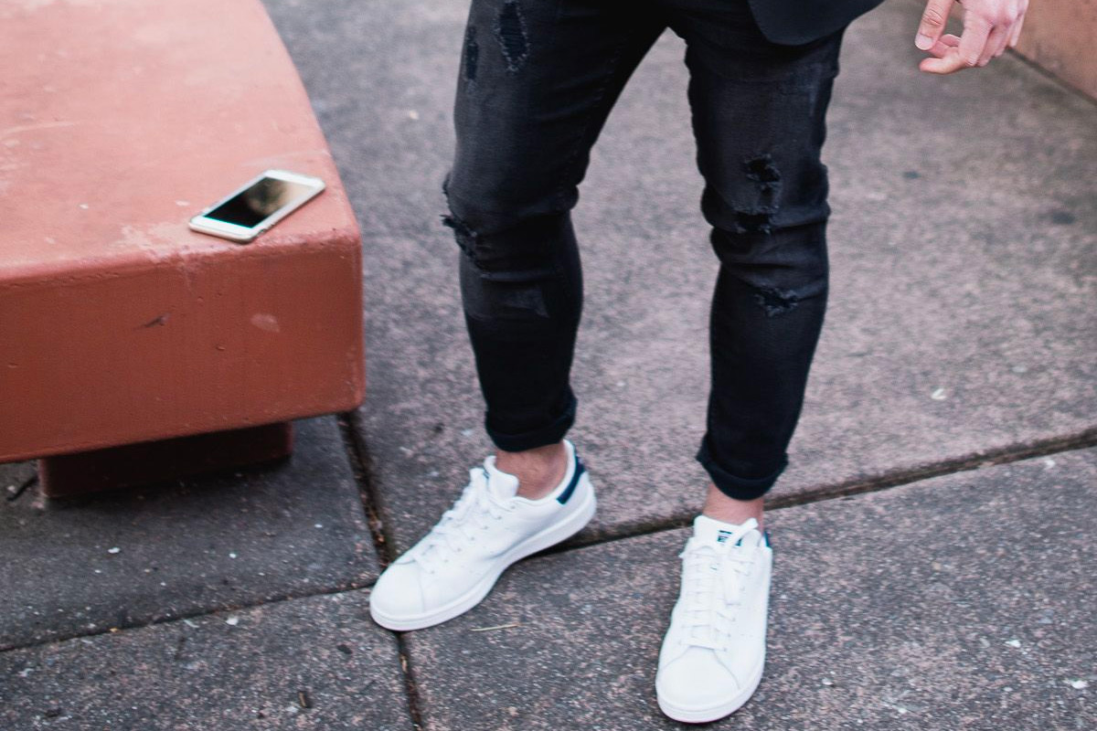 Giày sneaker trắng và quần tây