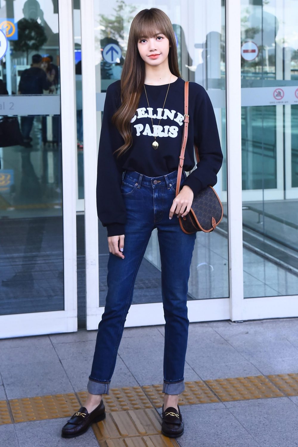 Phối đồ với áo sweater nữ và quần jean