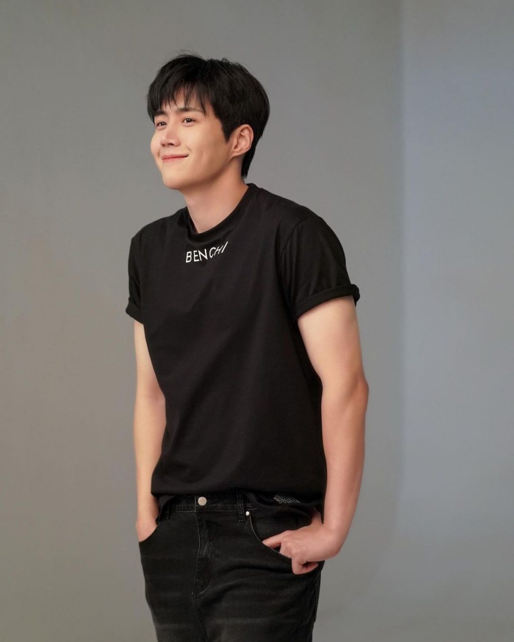 quần bò đen mặc với áo màu gì