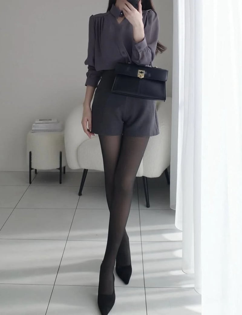 Phối đồ với quần tất đen và chân váy caro