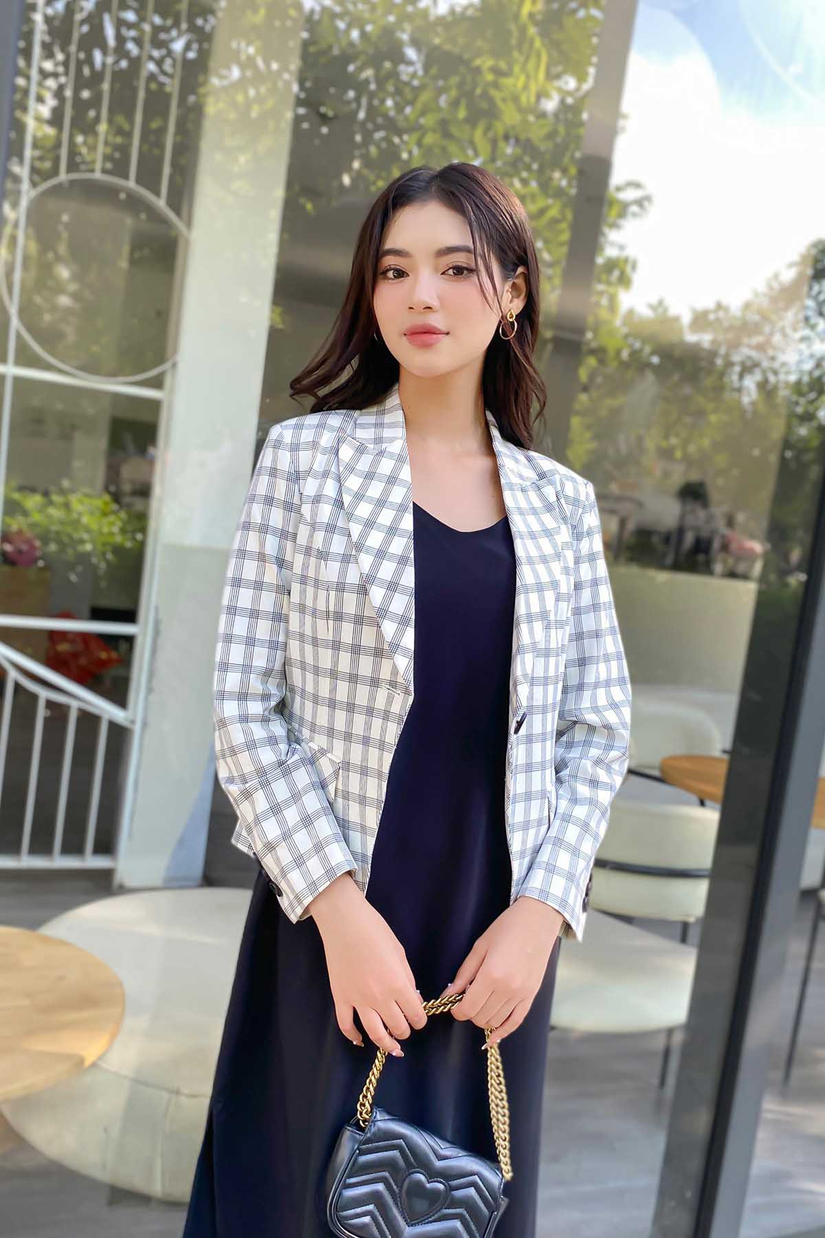 Phối áo vest nữ với chân váy dài