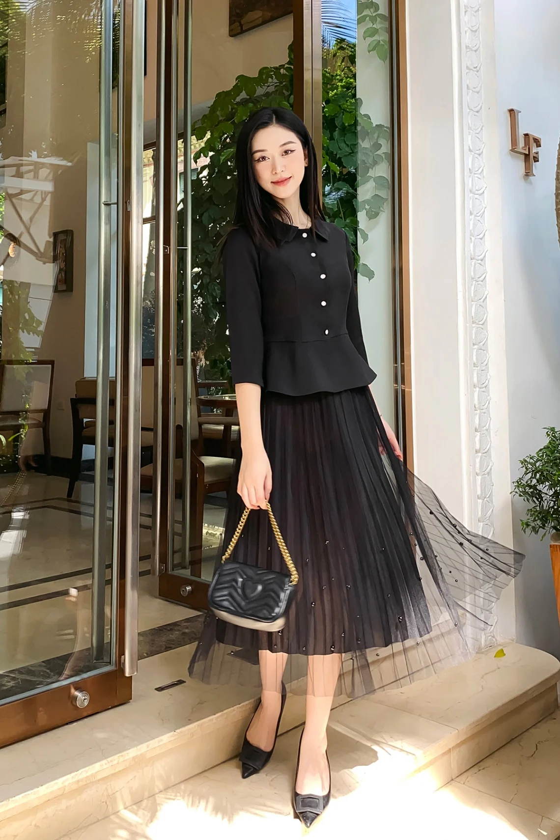 Cách phối đồ với chân váy xếp ly dài màu đen công sở