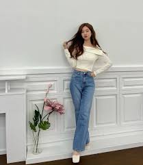 Quần bò ống loe mặc với áo len