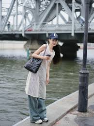 Phối đồ với áo lưới đen