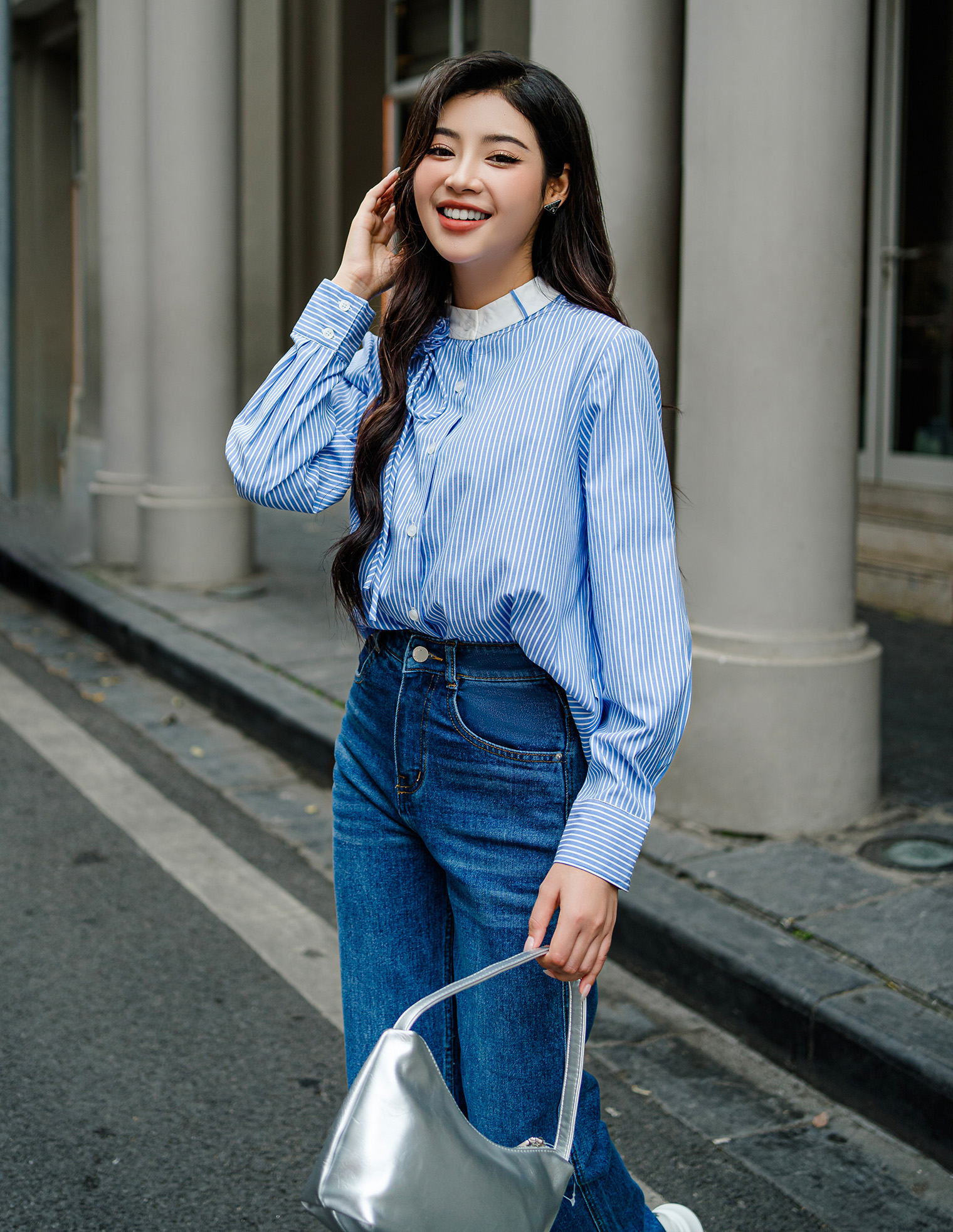 Quần jean xanh đậm phối với áo màu đen nữ