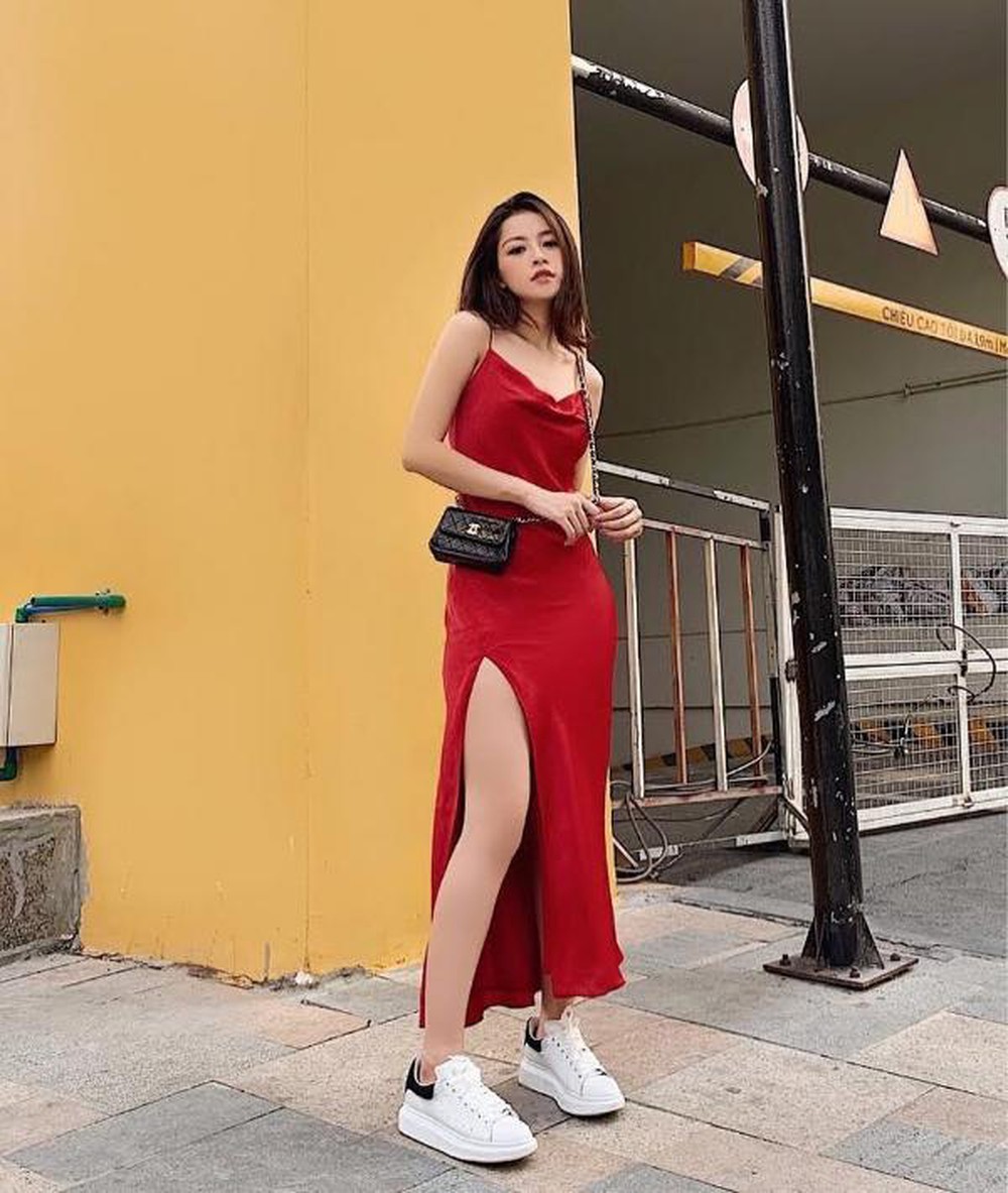Giày đỏ mặc với váy trắng