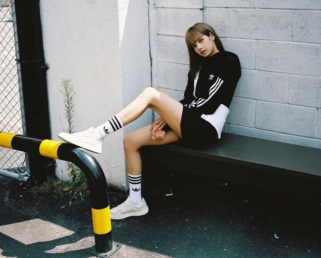 Phối đồ với giày sneaker nữ
