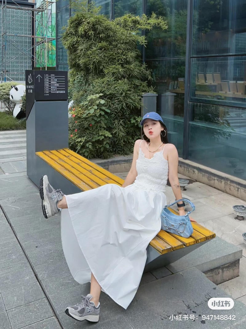 Outfit dạo phố cùng giày thể thao và váy
