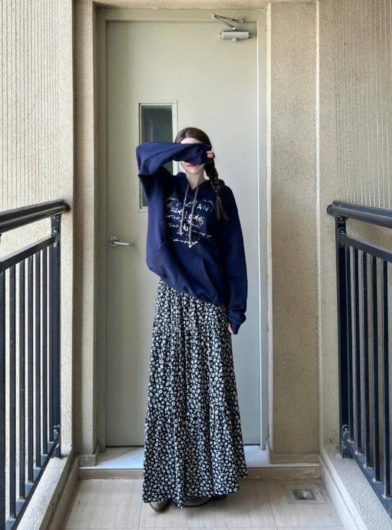 Áo hoodie phối chân váy đen