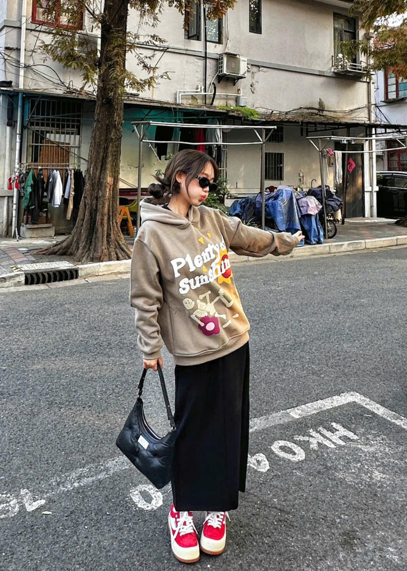 Cách phối áo hoodie nữ với chân váy