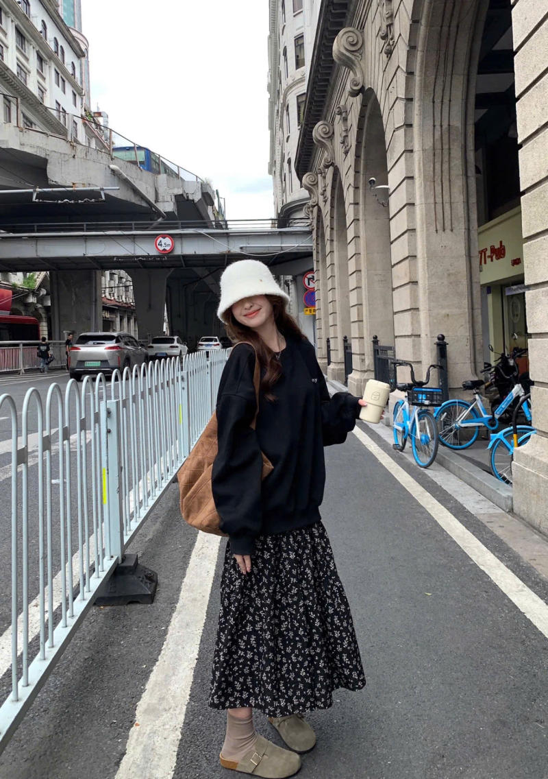 Áo hoodie phối chân váy