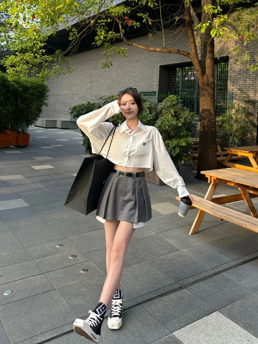 Phối croptop với áo sơ mi và chân váy