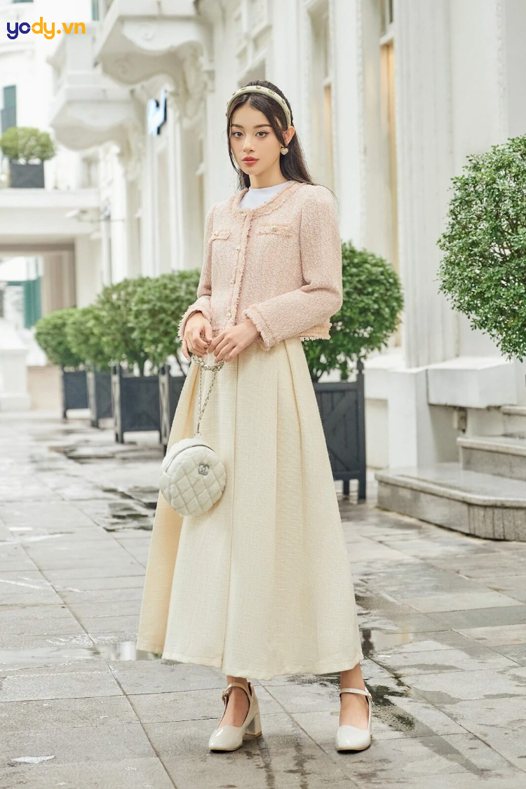 Mix áo dạ tweed dáng ngắn với chân váy đồng bộ