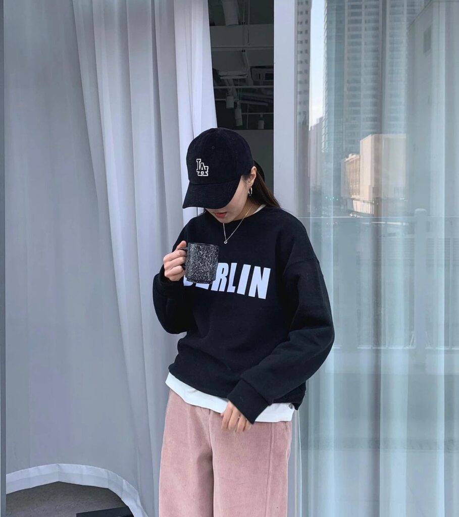 Phối đồ với sweater nữ và chân váy ngắn