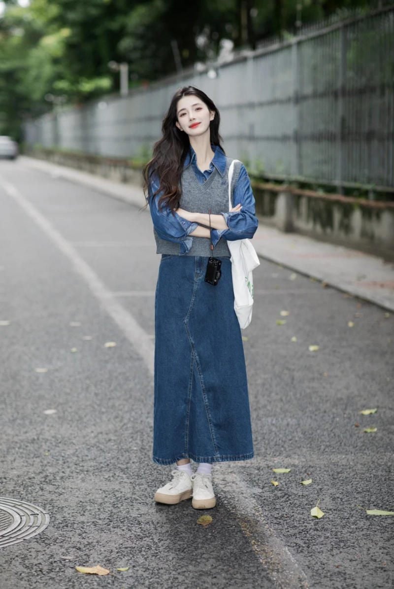 phối áo croptop với chân váy jean dài