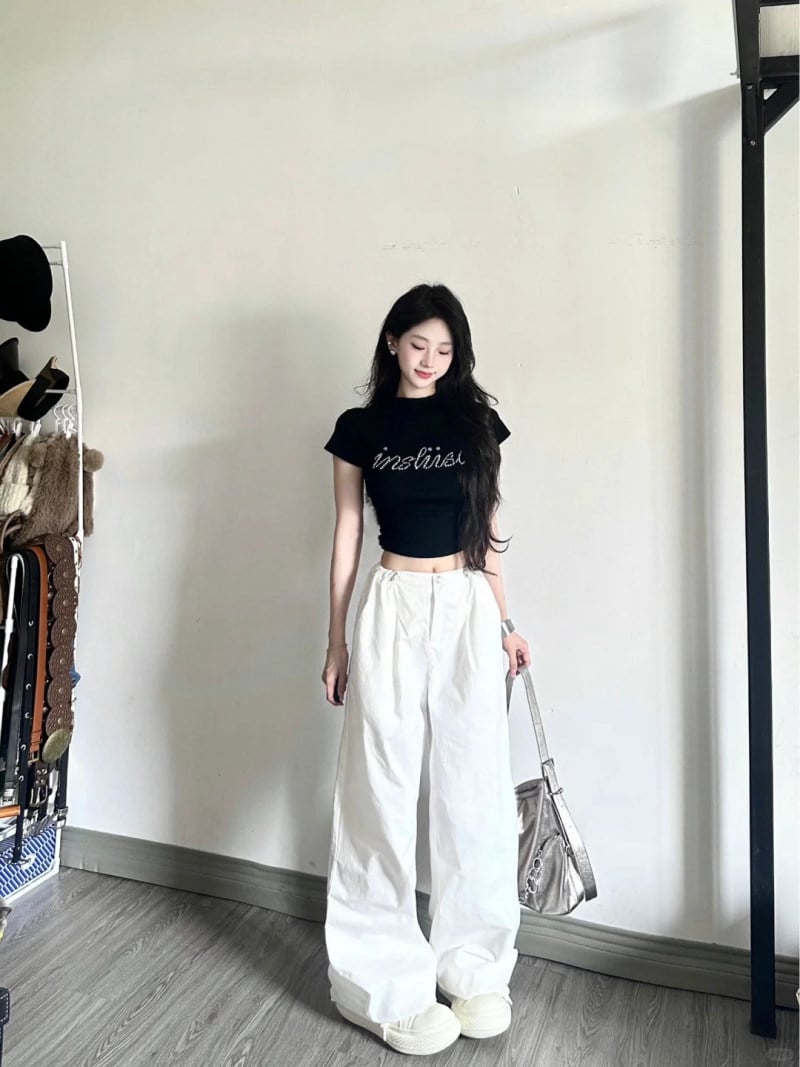15+ Cách Phối Áo Croptop Với Quần Ống Rộng Hack Dáng Đỉnh 1 Phối áo croptop với quần ống rộng màu be thanh lịch