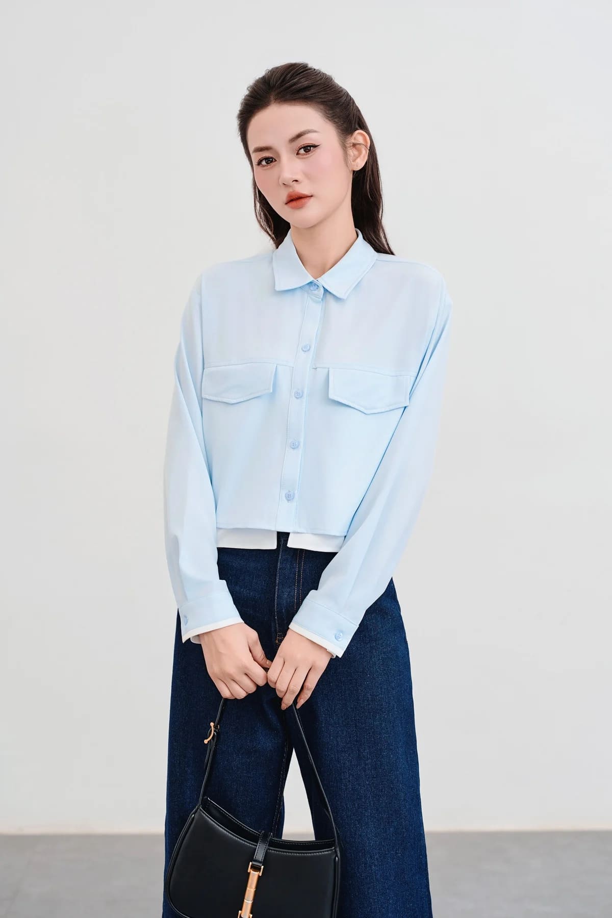 Phối áo croptop với áo sơ mi công sở