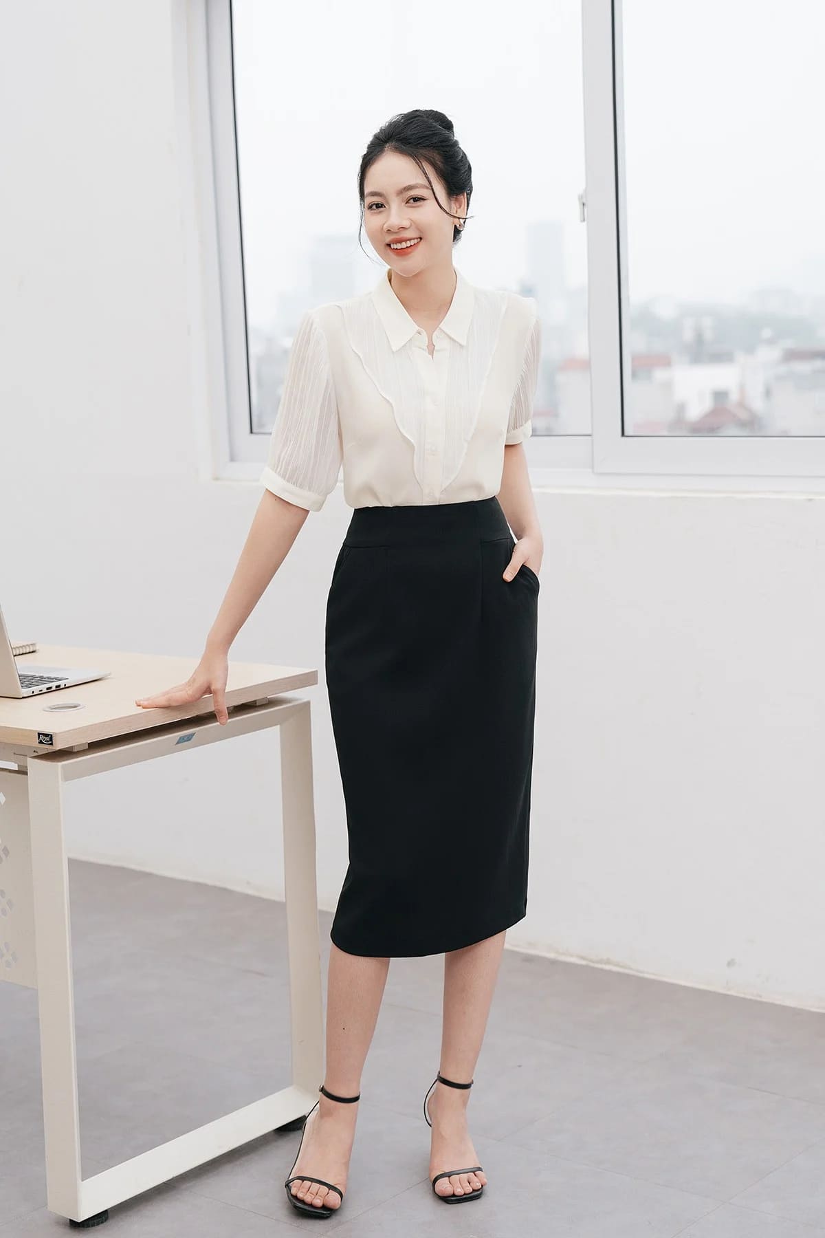 Phối đồ với chân váy ôm dài công sở