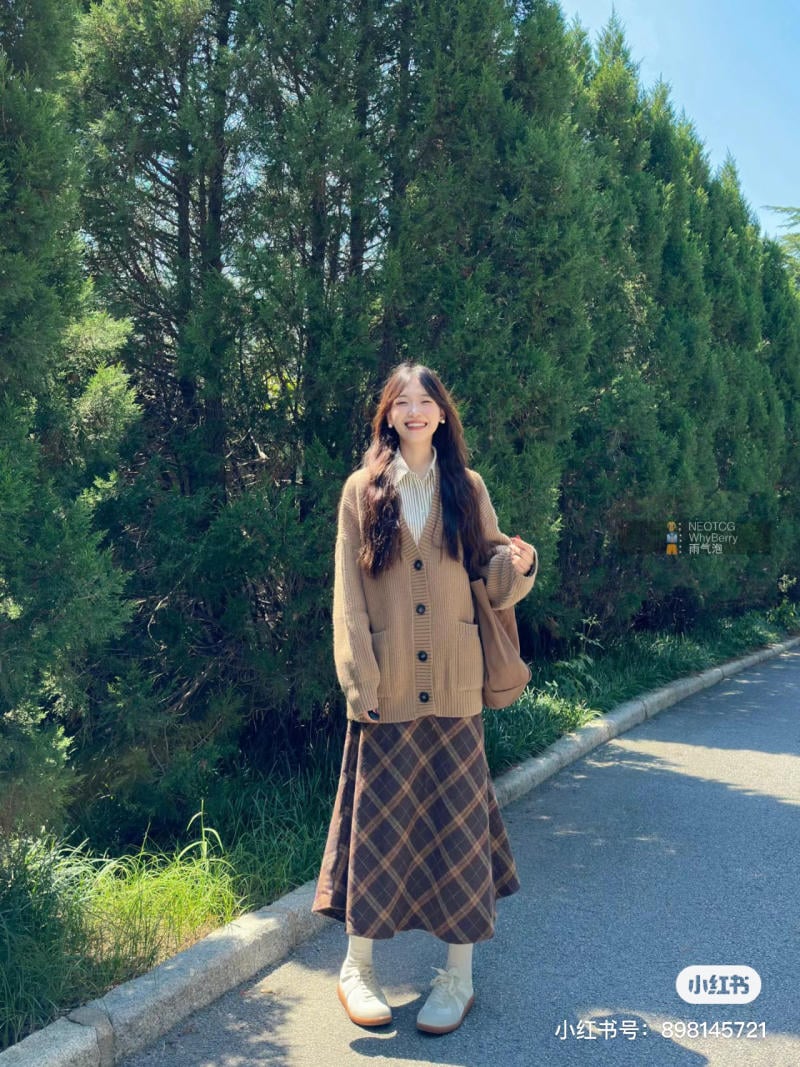 phối áo cardigan với váy liền
