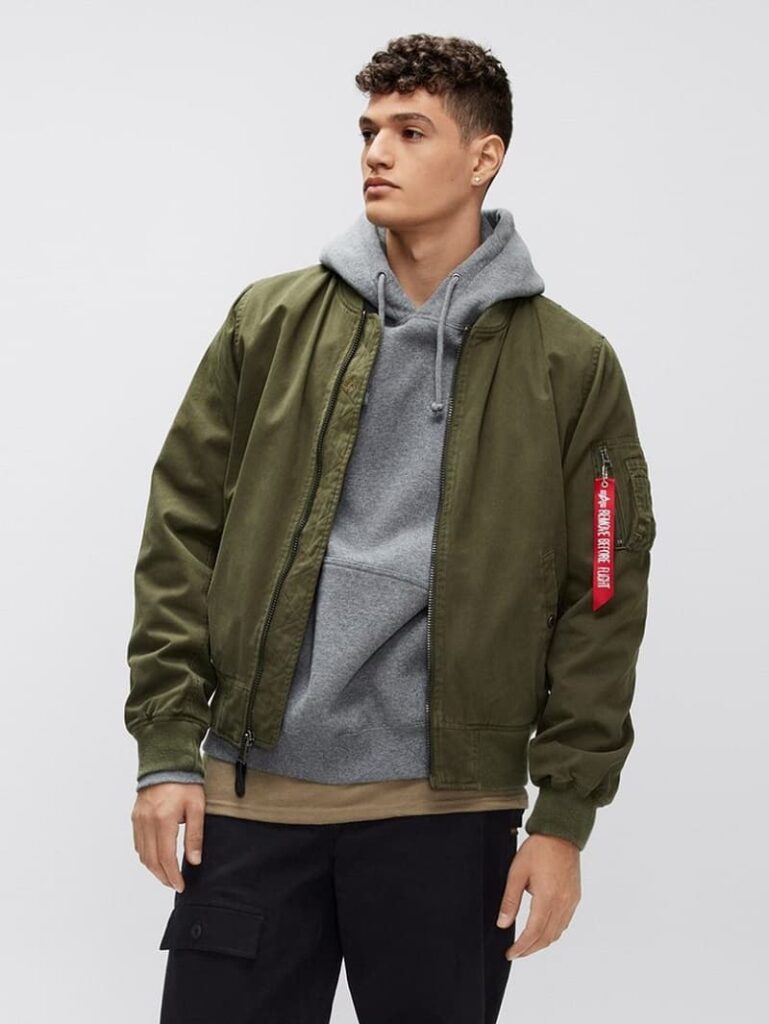 Cách phối áo hoodie với áo khoác da nam