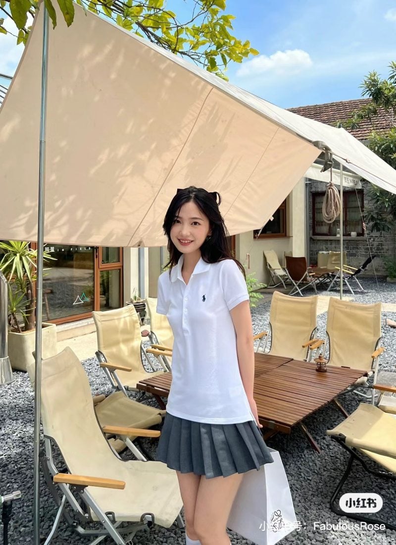 Tuyệt Chiêu Phối Áo Polo Nữ Thanh Lịch Mà Không Lo Bị 'Dừ' 4 Công thức phối áo polo nữ và chân váy đen
