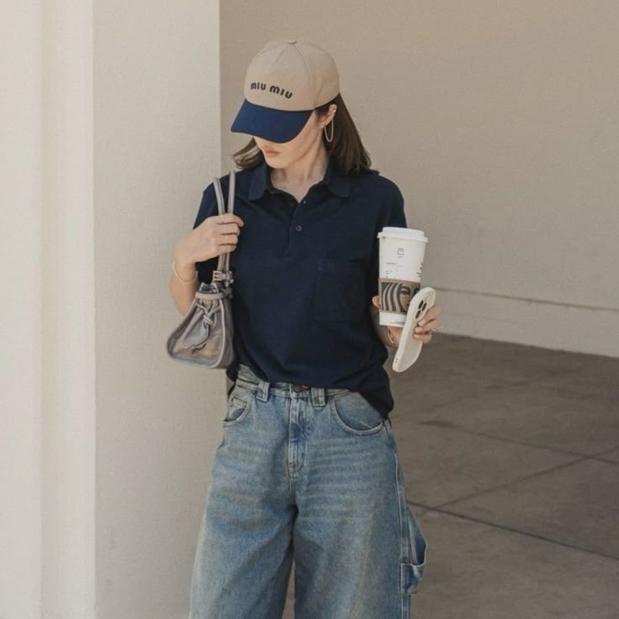 Tuyệt Chiêu Phối Áo Polo Nữ Thanh Lịch Mà Không Lo Bị 'Dừ' 2 Cách phối áo polo nữ với quần jeans xanh