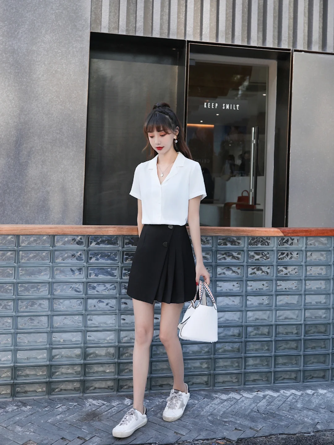 Phối áo croptop với sơ mi và chân váy xếp ly