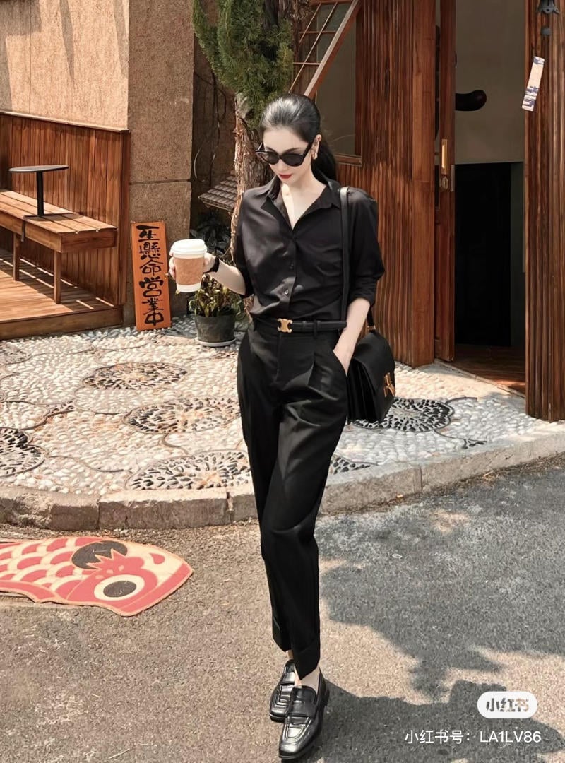 Áo sơ mi đen mặc với quần jean
