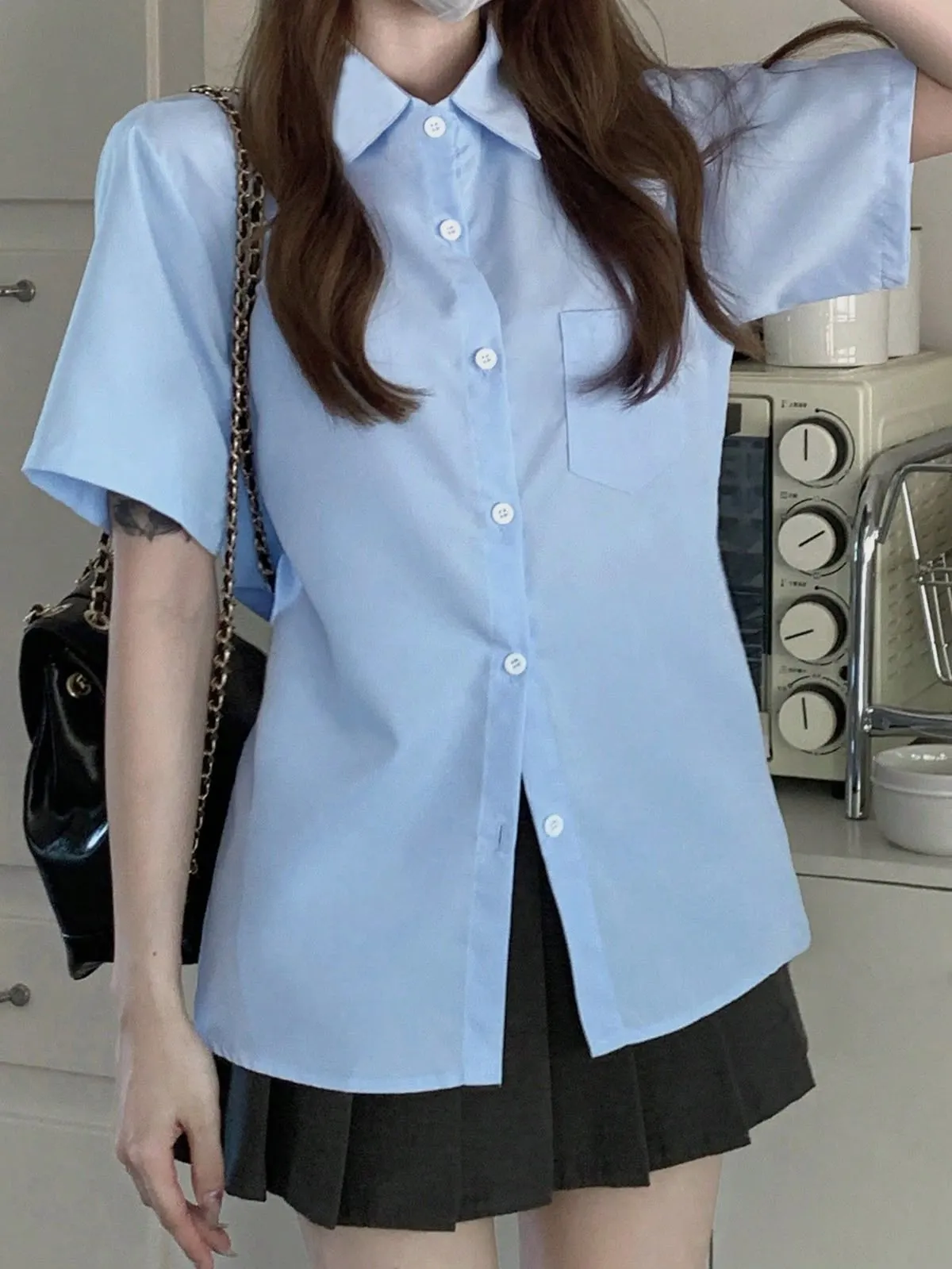Phối áo sơ mi tay ngắn nữ với chân váy