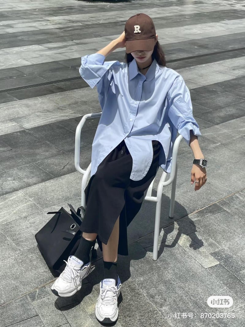 Phối đồ với áo sơ mi xanh dương nữ cùng quần ống rộng trắng