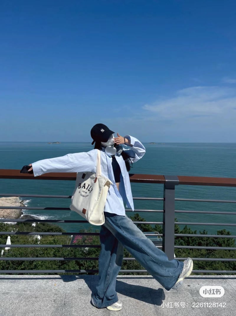 Phối đồ với áo sơ mi xanh dương nữ oversize