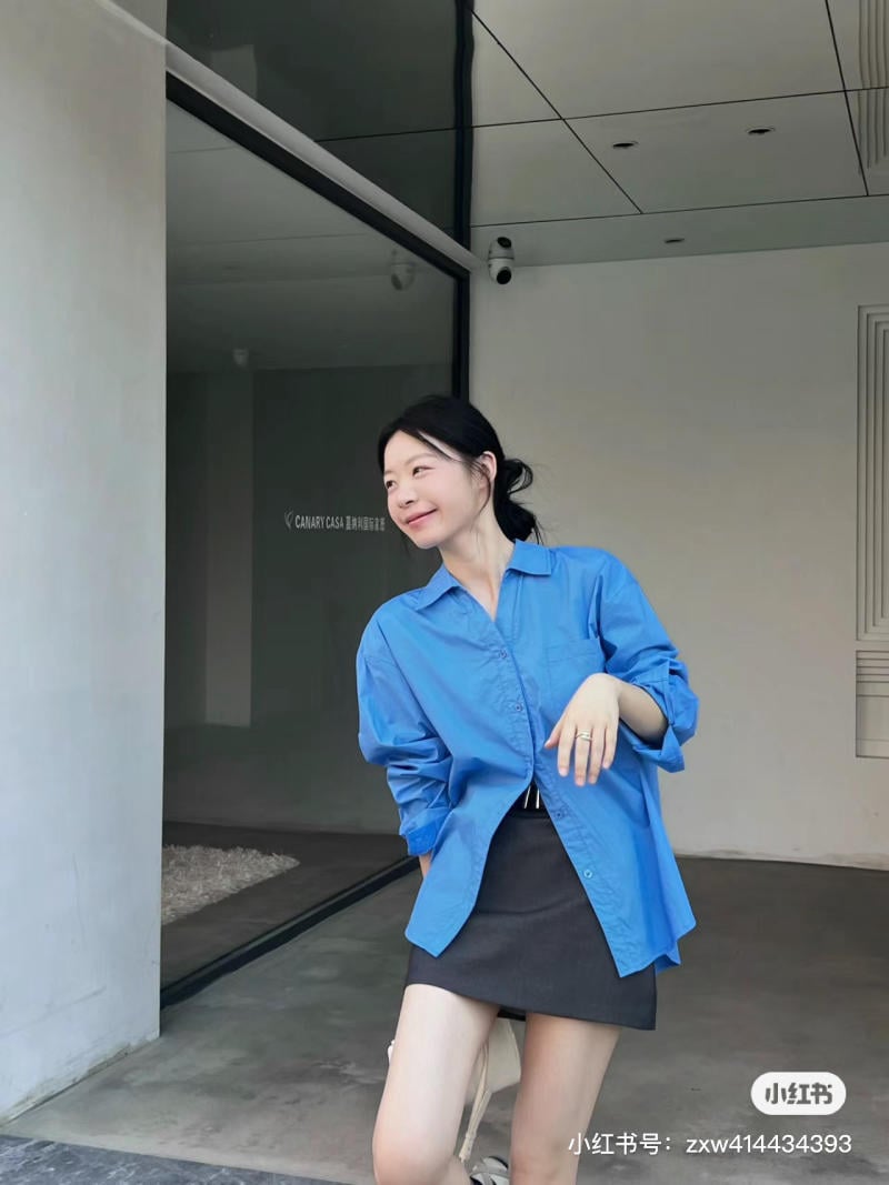 Áo sơ mi xanh mặc với quần jean đen