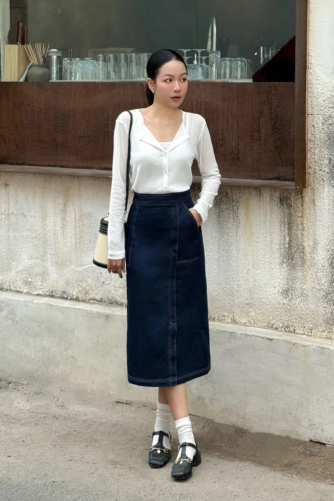Outfit với chân váy dài chữ a
