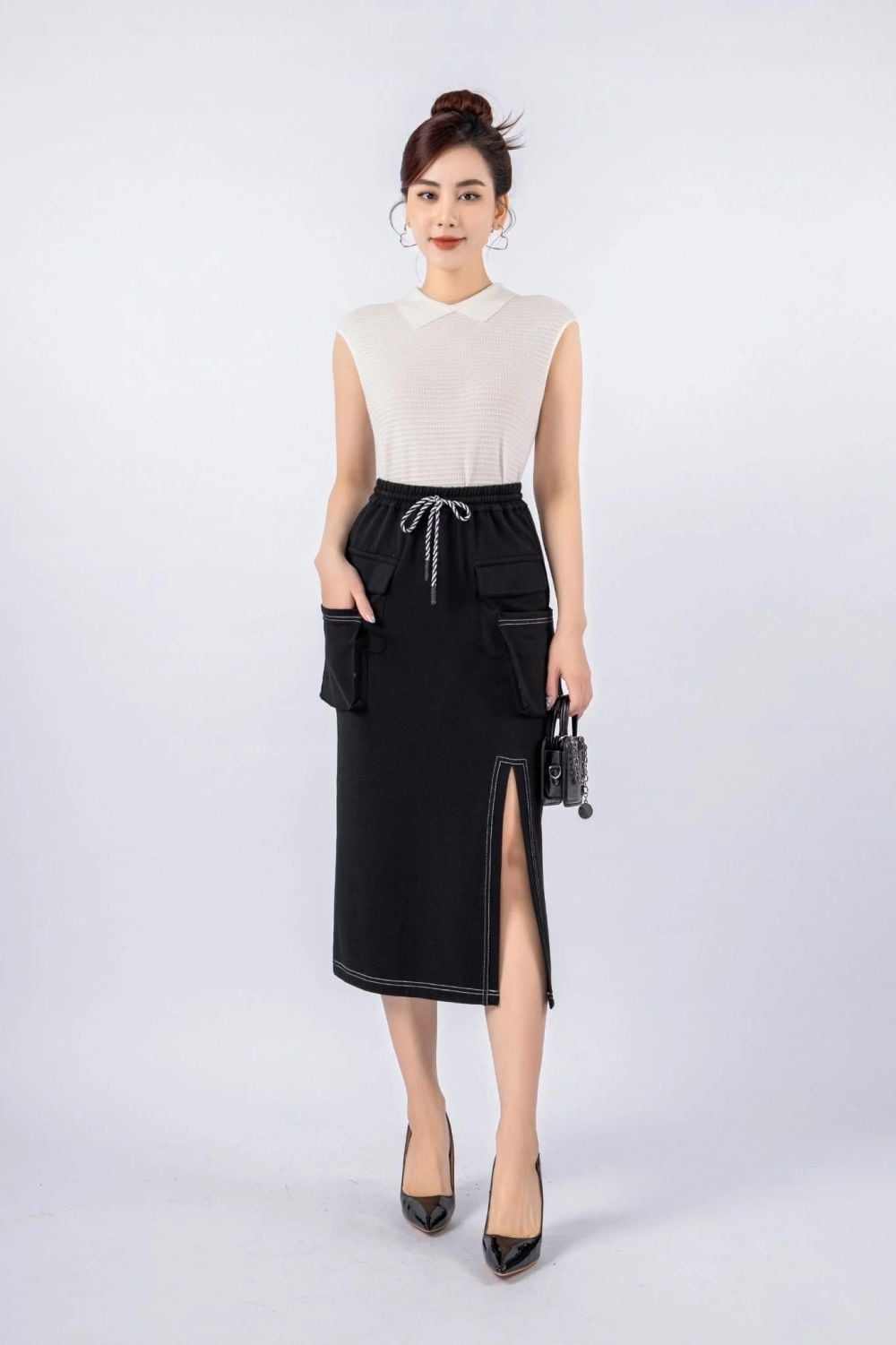 Phối đồ với chân váy ôm dài xẻ tà