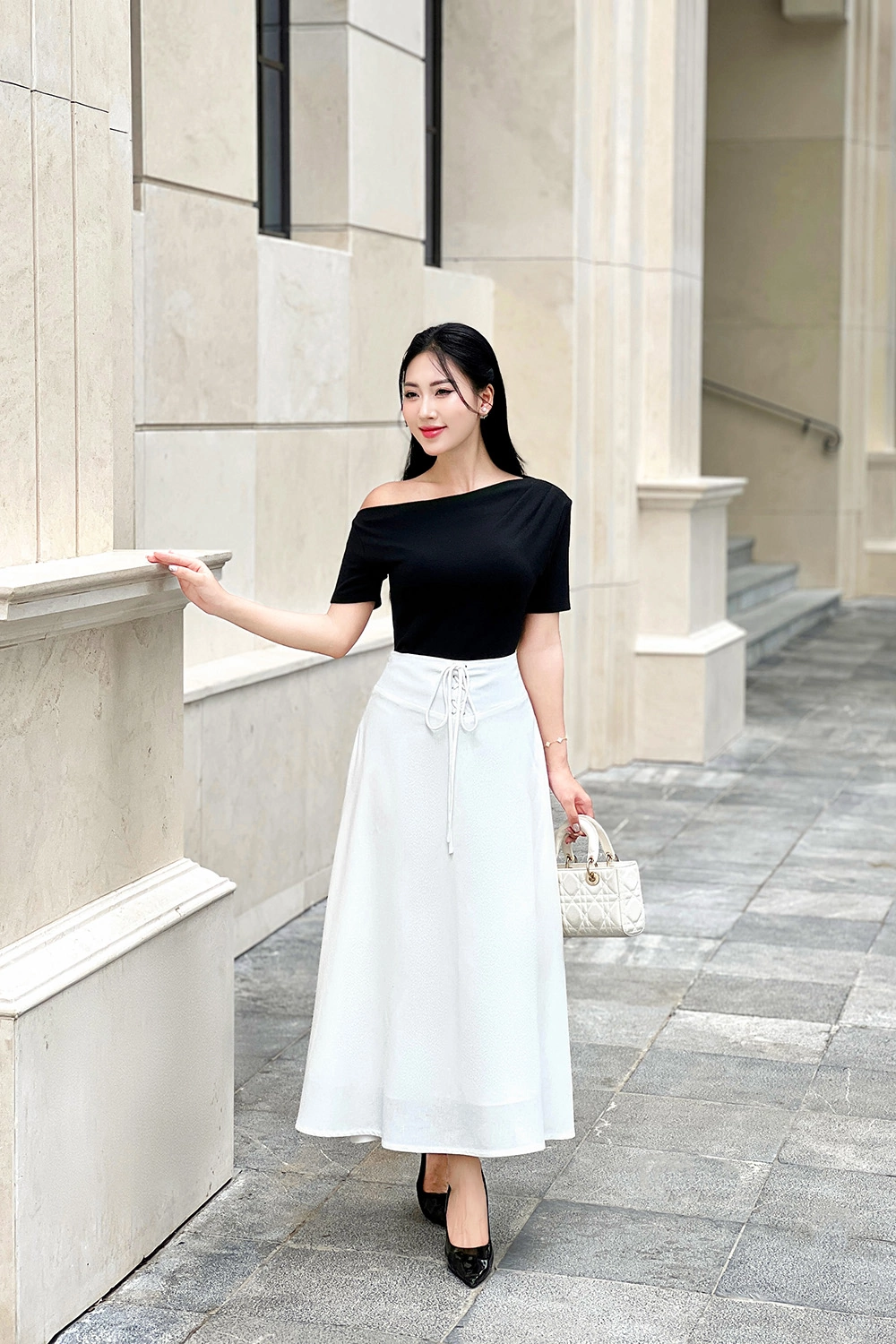 Phối đồ với chân váy trắng dài và áo thun