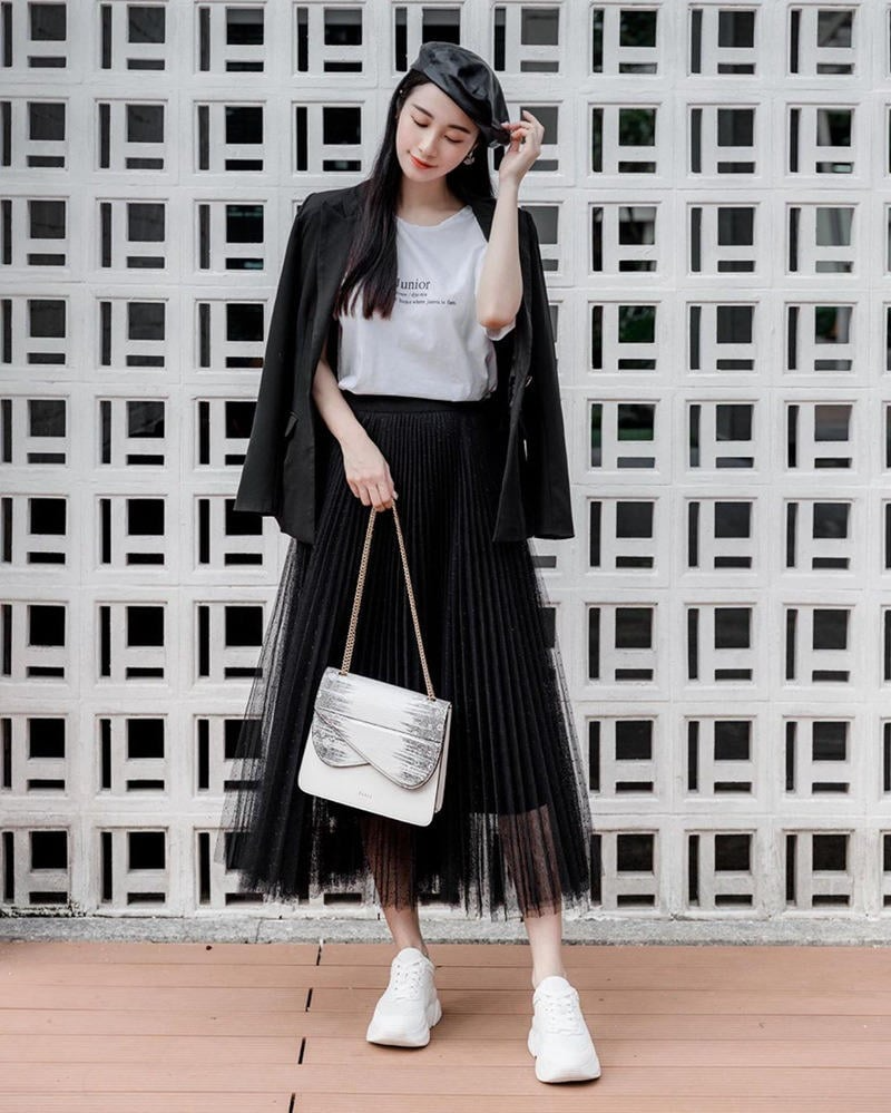Phối đồ với chân váy xếp ly dài màu đen và áo thun